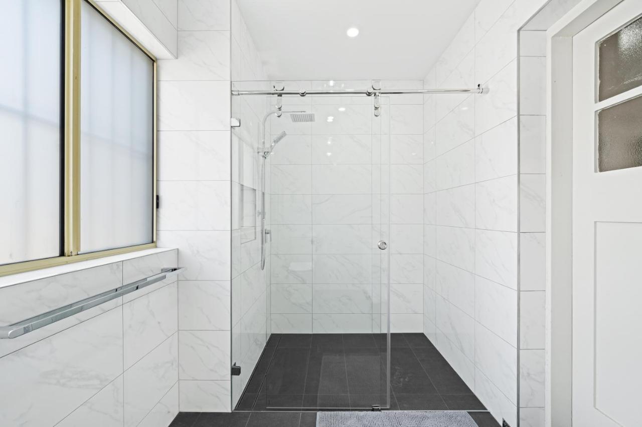 Burwood City Newly Renovated 2 Bed 2 Bath Free Private Parking Big Apt سيدني المظهر الخارجي الصورة